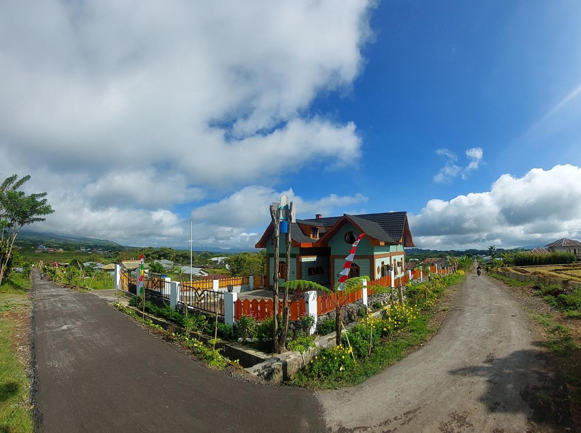 Kopa Hilltop - Family Guest Home Ruteng Exterior foto